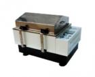 SHA-B微电脑控制恒温振荡器(水浴恒温摇床)是一种温度可控的水浴槽和振荡器相结合的生化仪器。温控范围:±0.5℃,装瓶量:三角烧瓶250ml×12, 500ml×7 1000ml×4.定时范围:0-120mins (或常开),转速振幅:启动0-300r/min,振幅:20mm (多功能)