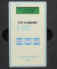 UV-int160增强型UV能量计，仪器适用： 测量UV紫外光强度，能量，温度，波长范围：UV 315 - 410 nm MAX:365nm，输入功率：0 -- 5,000 mW/，测量范围：0 -- 2,000 mW/cm2，显示范围：0 -- 36,000 mJ/cm2，能量显示： 2×16位LCD液晶，测量精度：± 5 % ，测量温度：0--115°C 


