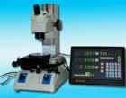 JGX-1S数显工具显微镜用途

JGX-1S型数显工业测量显微镜，是一种多用途的光学机械式两维坐标精密测量仪器，该产品可广泛用于机械制造，纺织机械加工的检测；电子行业、集成线路线宽及其它精密零件测试；冶金工业的矿石标本，印刷制版加工的检测；以及计量部门、大专院校、科研部门各类精密加工件的测试使用等。仪器具有下列主要功能和特点：

1．工作台可作360度转动，纵横滑板采用精密钢珠导轨结构，有效测程均为0-50mm，测量数据可靠，使用寿命长。

2．采用显微镜测角度盘结构，测角目镜配米字线分划板，适于被测件角度的量测。另可选配数码电子目镜连接，电脑做图像处理及计算，十分方便；配数码电子视频目镜，直接用电视演示观察检测全过程。

