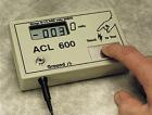 ACL-600是一种新型的、独特的、直观的检测手段，用以检测人体携带的静电荷量。本装置可以方便地挂在静电防护区以外的墙上，以免带电者无意中闯入静电防护区。工作人员还会发现本装置适用于定期检测他们在防护区内是否产生静电 ACL-600既可用来检测人体所携带的静电量，也可用来测量两个人之间的静电位差，以及验证腕带、绕线、接地插头、专用地板、涂层、工作服、椅子等是否防护有效。ACL-600静电检测表是一种性能可靠、简便好用的静电指示器，可以保护您宝贵的设备免受静电危害，从而节省资金 为了保证测量的精度, 更重要的为了使工作人员放电至安全界限以下，ACL-600必须接地使用。接触测量，然后观察液晶显示给出的正、负两极在0～19,990伏间的静电电压值。