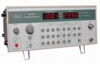 KH1028型低失真低频信号发生器，是为低频和甚低频范围内的用户专门设计的一台高档仪器。输出电压、频率可由前面板上的键盘直接预置，电压显示方式有dB、mV、μV、v可供选择，省去了老式仪器dB和电压转换要靠查表和计算的麻烦。终端基准电压输出可在1～3V之间调节，内部衰减器为0dB～+120dB,1dB步进，50Ω阻抗，输出电压和频率皆采用LED数字显示，良好的自动电平控制使输出电平在全部频率范围内摆动极小。该仪器电压、频率精度高、失真小、输出电压最大3V(电动势6V)，最小输出电压为1μV(电动势2μV)。特别适用于超长波通讯、水声设备及高保真音响系统、精密放大器的调试、维修及检验等场合使用。